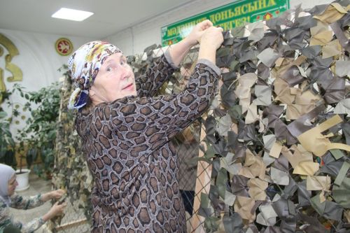 Дүрт-Мунчада өч авыл халкы җыелышып маскировка челтәрләре үрәләр