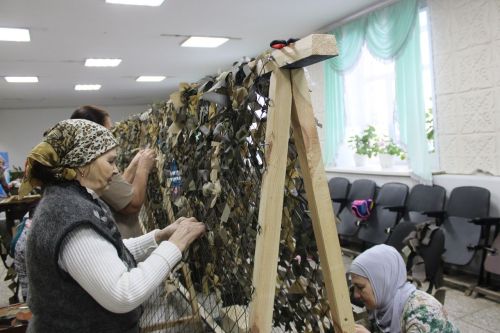 Дүрт-Мунчада өч авыл халкы җыелышып маскировка челтәрләре үрәләр