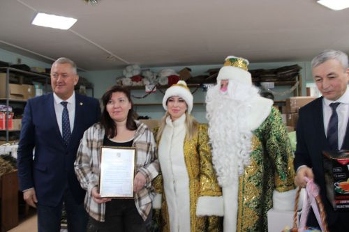 Зәй районы башлыгы «Zаинск с Vами» волонтерлар төркемен якынлашып килүче Яңа ел белән котлады
