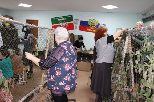 В Заинске поздравили волонтеров, плетущих маскировочные сети