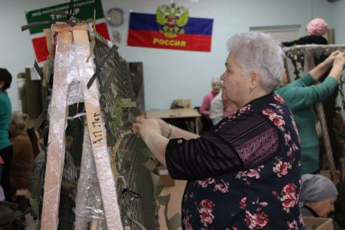 В Заинске поздравили волонтеров, плетущих маскировочные сети