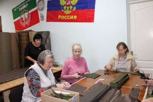 В Заинске поздравили волонтеров, плетущих маскировочные сети