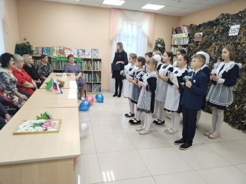 Маскировка челтәрләре үрүче волонтерларны котладылар