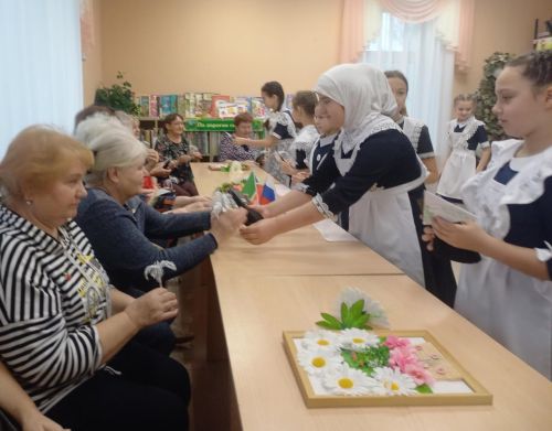 Маскировка челтәрләре үрүче волонтерларны котладылар