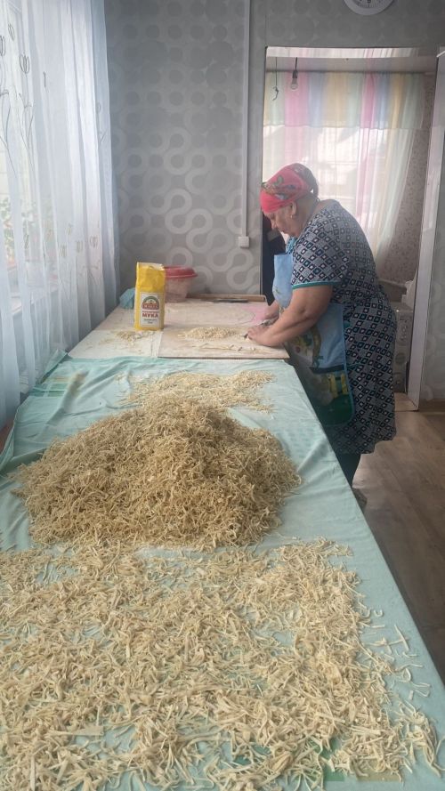 Кәрәкәстән Гөлчәчәк апа хәрбиләргә җибәрер өчен 130 йомыркага токмач кискән