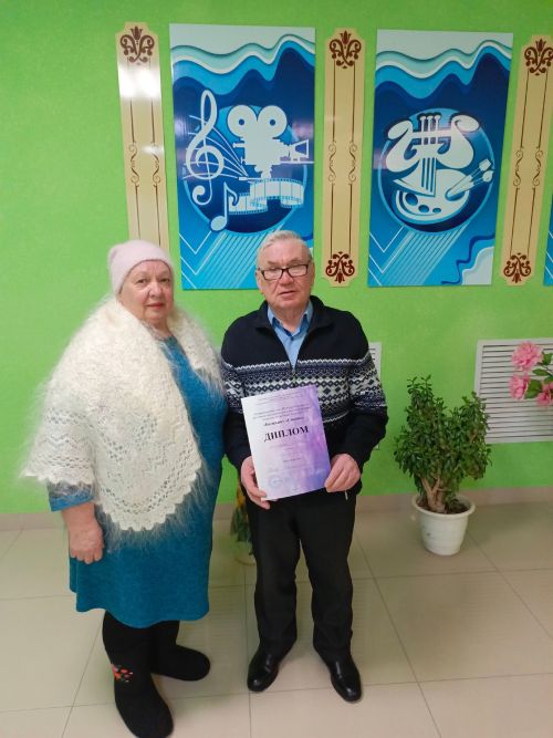 Кәрәкәстән Гөлчәчәк апа хәрбиләргә җибәрер өчен 130 йомыркага токмач кискән