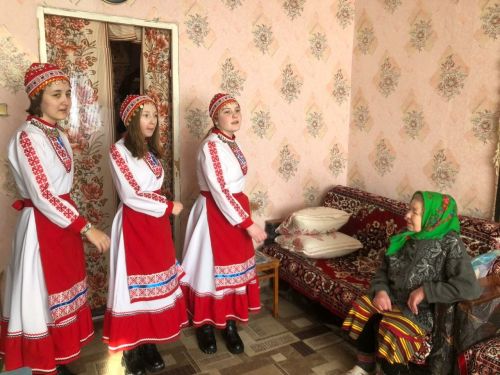 Өлкәннәргә үз ана телендә җырлар, шигырьләр башкарганнар