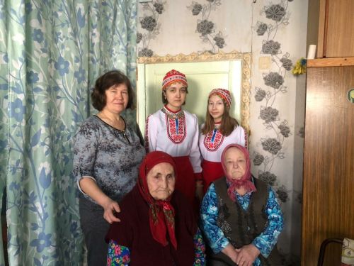 Өлкәннәргә үз ана телендә җырлар, шигырьләр башкарганнар