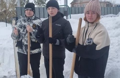 В Заинске молодые активисты расчистили от снега двор ветерана труда