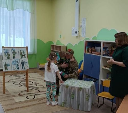 В Заинске участник СВО навестил воспитанников детского сада
