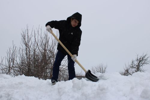 Заинская молодежь помогает пенсионерам в уборке снега
