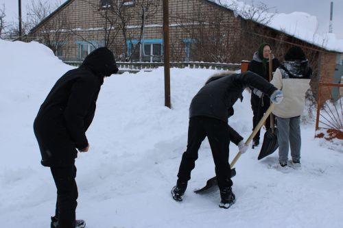 Заинская молодежь помогает пенсионерам в уборке снега