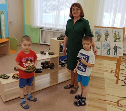В Заинске участник СВО навестил воспитанников детского сада