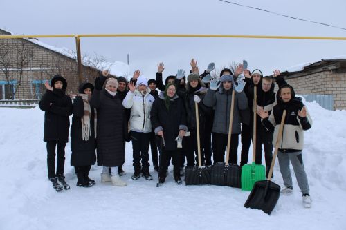Заинская молодежь помогает пенсионерам в уборке снега