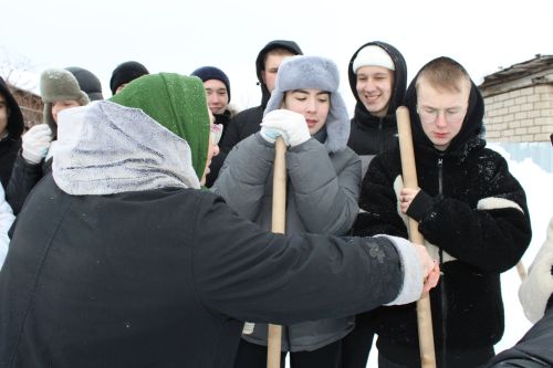 Заинская молодежь помогает пенсионерам в уборке снега