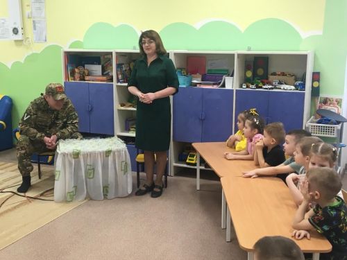 В Заинске участник СВО навестил воспитанников детского сада