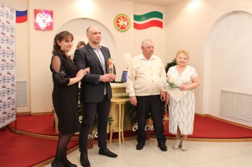 В Заинске многодетной семье из Лениногорского района передали капсулу семейного очага «Сердце России»