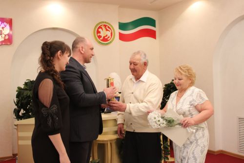В Заинске многодетной семье из Лениногорского района передали капсулу семейного очага «Сердце России»