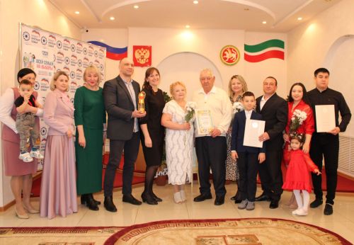В Заинске многодетной семье из Лениногорского района передали капсулу семейного очага «Сердце России»