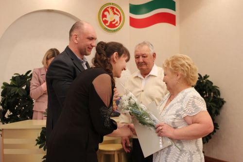 В Заинске многодетной семье из Лениногорского района передали капсулу семейного очага «Сердце России»