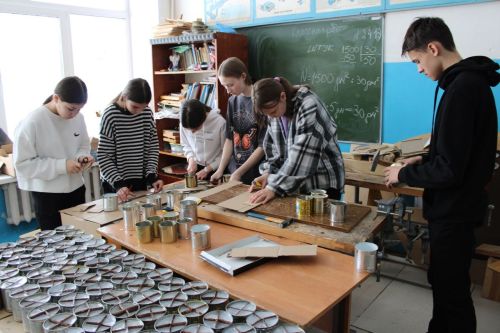 Балалардан хәрбиләргә җылылык: Түбән Биш мәктәбе укучылары окоп шәмнәре ясый