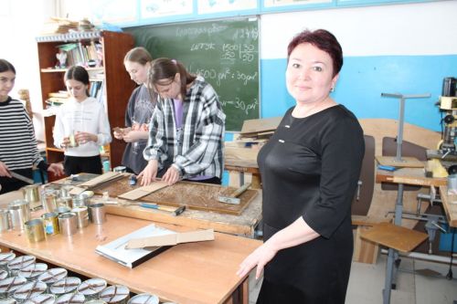 Балалардан хәрбиләргә җылылык: Түбән Биш мәктәбе укучылары окоп шәмнәре ясый