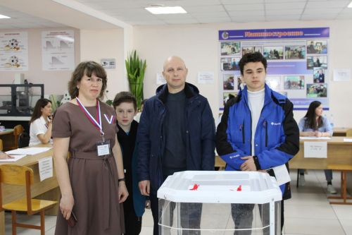 В Заинске проголосовала за будущего Президента России многодетная семья Ахметзяновых