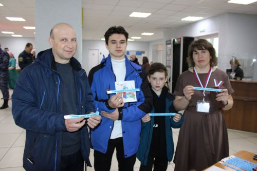 В Заинске проголосовала за будущего Президента России многодетная семья Ахметзяновых