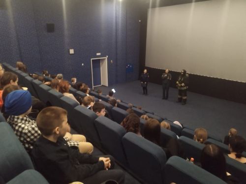 В Заинском кинотеатре состоялась встреча детей и пожарного-спасателя