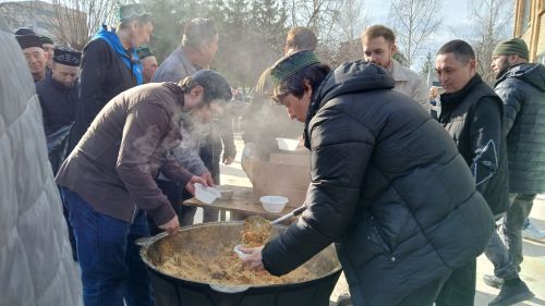В Заинске угостили пловом в честь Ураза-байрам