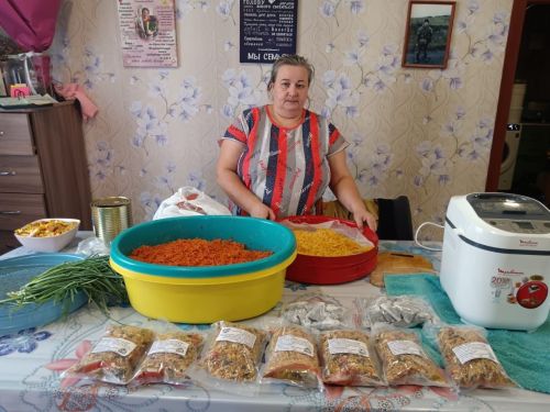 Зәйдән ике улы да махсус операциядә катнашучы әни хәрбиләргә коры ашлар әзерли