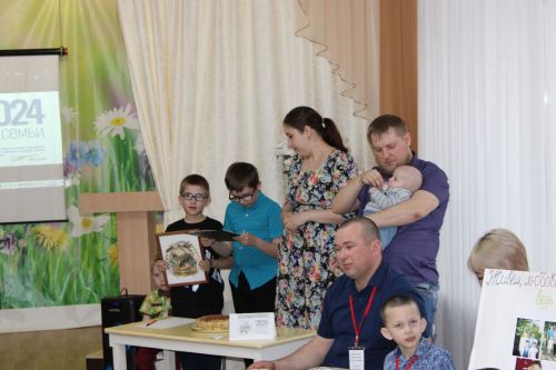 В Заинске необычный конкурс объединил шесть семей в детском саду «Дружная семейка»