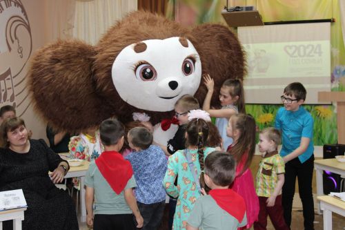 В Заинске необычный конкурс объединил шесть семей в детском саду «Дружная семейка»