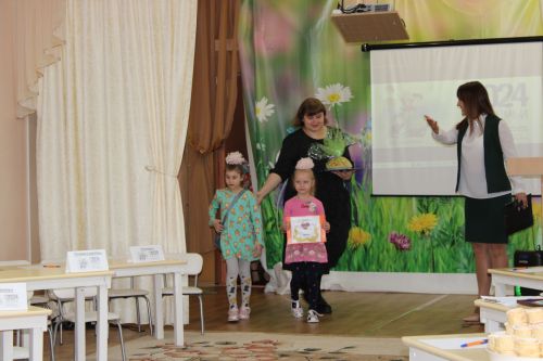 В Заинске необычный конкурс объединил шесть семей в детском саду «Дружная семейка»