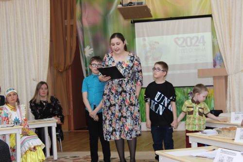 В Заинске необычный конкурс объединил шесть семей в детском саду «Дружная семейка»