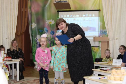 В Заинске необычный конкурс объединил шесть семей в детском саду «Дружная семейка»