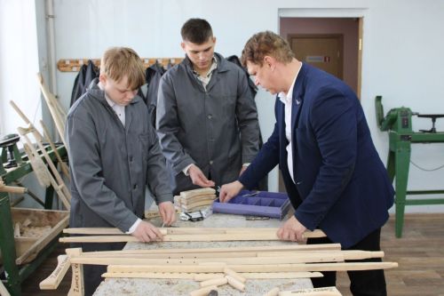 Зәйнең 9нчы мәктәп укучылары госпитальләргә җибәрү өчен пижамалар тегәләр, култык таяклары ясыйлар