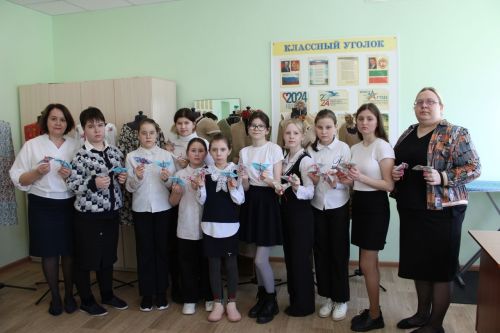 Зәйнең 9нчы мәктәп укучылары госпитальләргә җибәрү өчен пижамалар тегәләр, култык таяклары ясыйлар