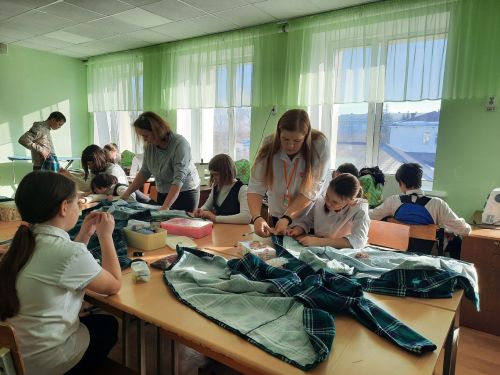 Зәйнең 9нчы мәктәп укучылары госпитальләргә җибәрү өчен пижамалар тегәләр, култык таяклары ясыйлар