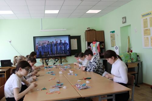 Зәйнең 9нчы мәктәп укучылары госпитальләргә җибәрү өчен пижамалар тегәләр, култык таяклары ясыйлар