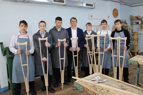 Зәйнең 9нчы мәктәп укучылары госпитальләргә җибәрү өчен пижамалар тегәләр, култык таяклары ясыйлар