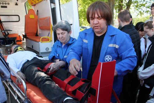Фельдшер скорой помощи показал школьникам свою работу