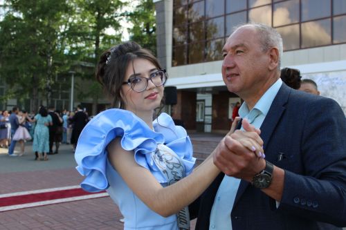 Заинские выпускники станцевали последний школьный вальс