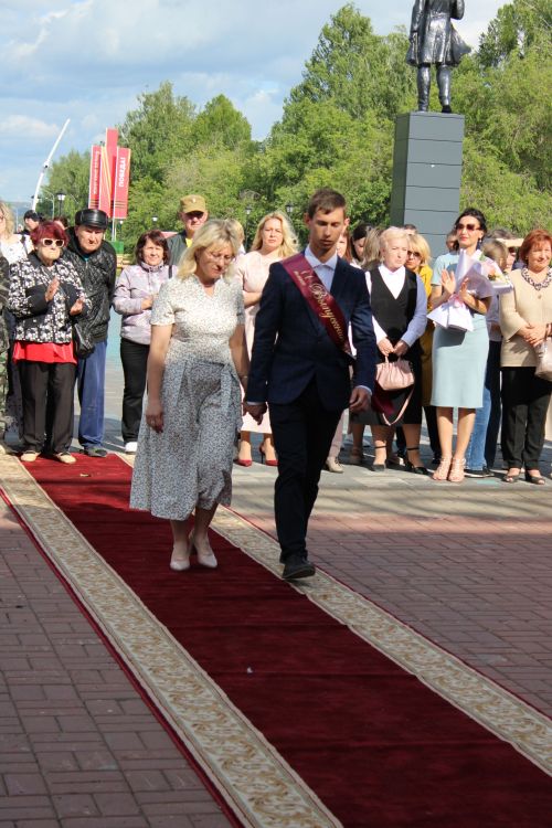 Заинские выпускники станцевали последний школьный вальс