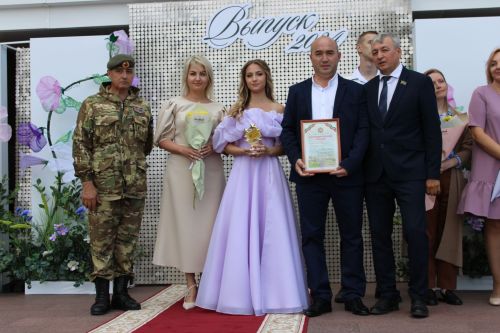 Заинские выпускники станцевали последний школьный вальс