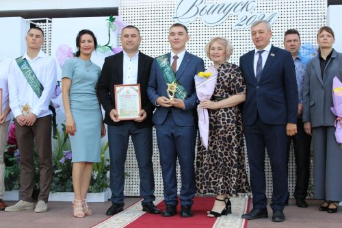 Заинские выпускники станцевали последний школьный вальс