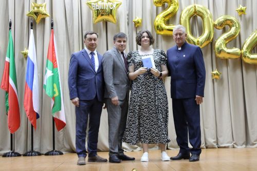 Заинские выпускники получили документы об окончании школы