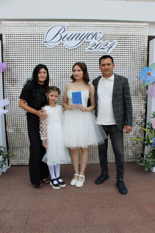 Заинские выпускники станцевали последний школьный вальс