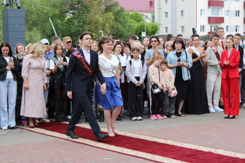 Заинские выпускники станцевали последний школьный вальс