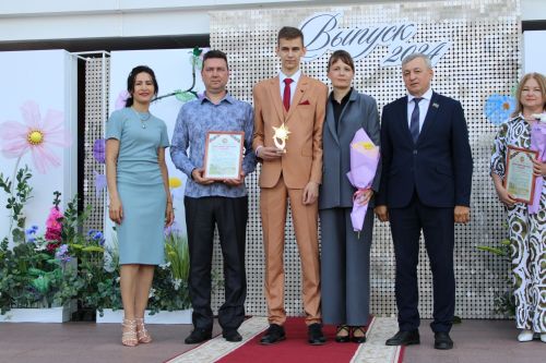 Заинские выпускники станцевали последний школьный вальс